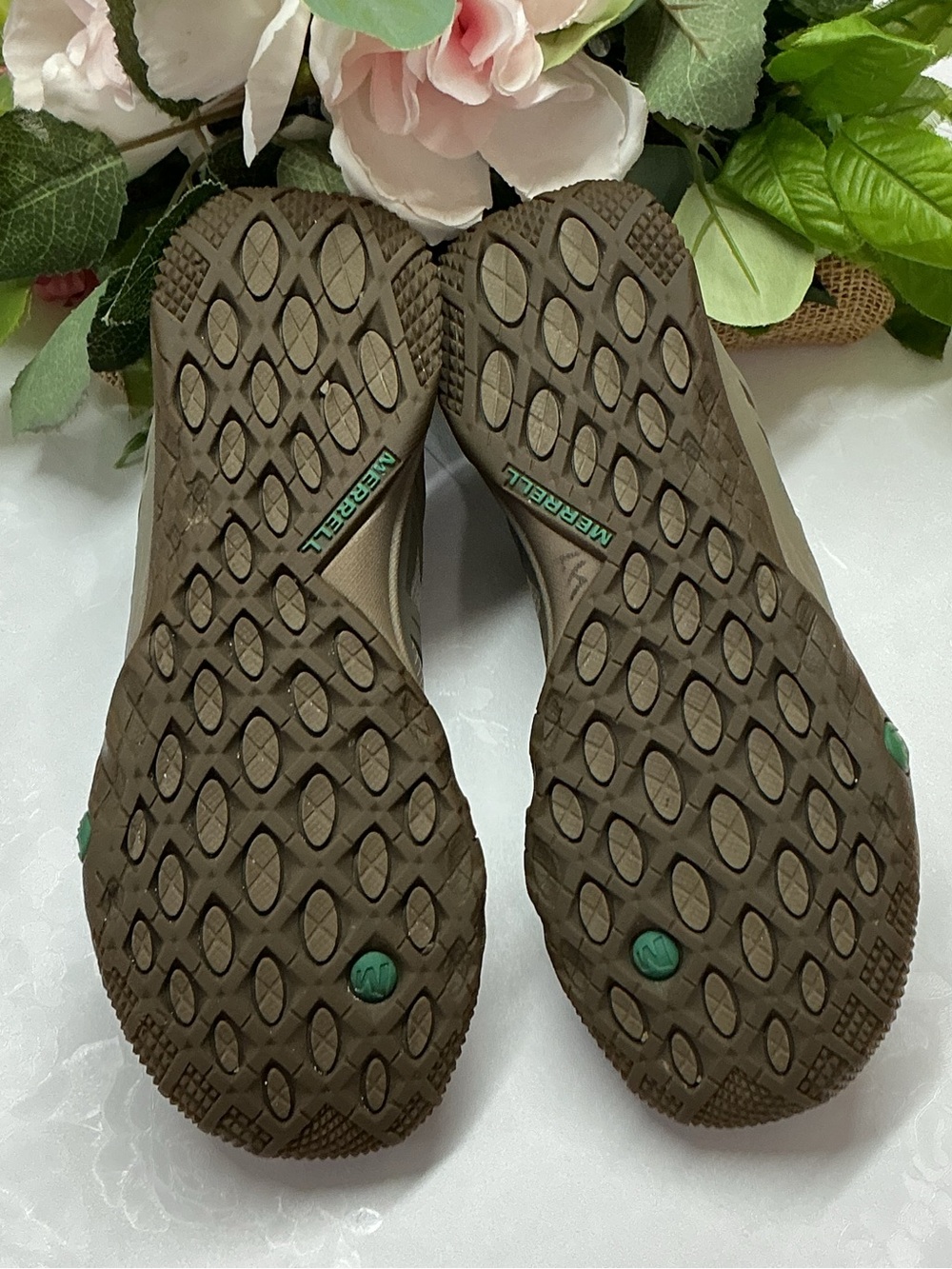 Merrell Kids Gray Sneakers with Neon Green Laces and Teal Trim - Picture 4 of 5